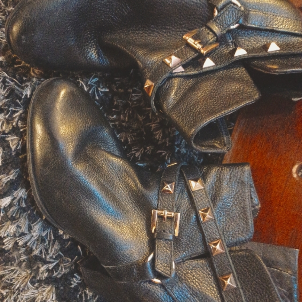 Guess Boots size 8.5 Black with Gold